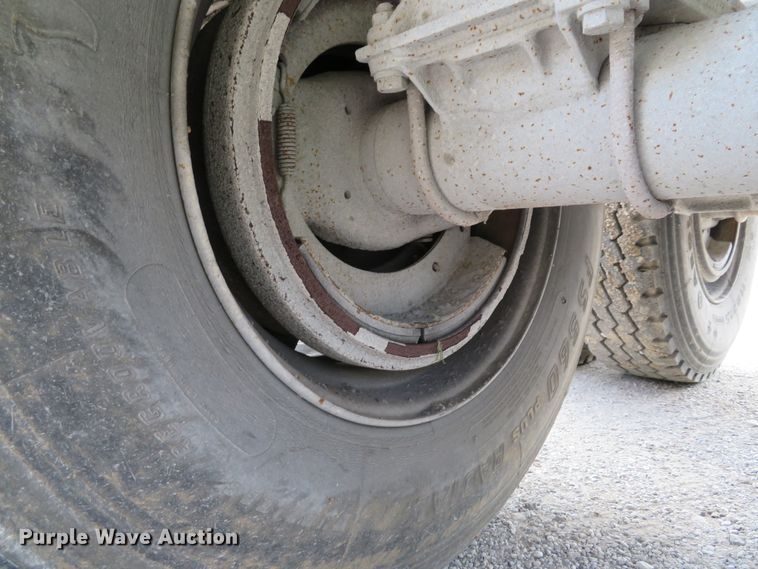 image for item DE8228 1993 East end dump trailer