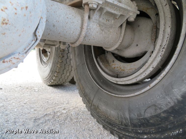 image for item DE8228 1993 East end dump trailer