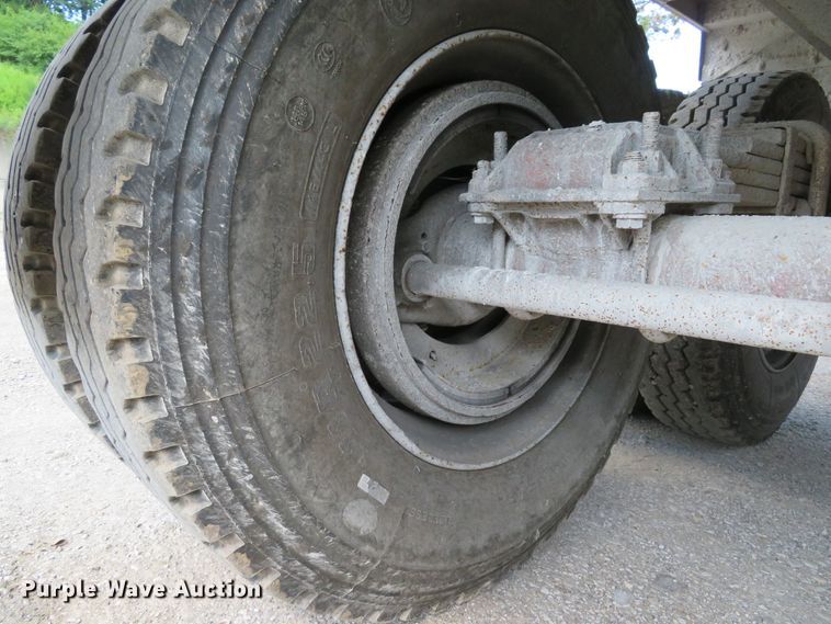 image for item DE8228 1993 East end dump trailer