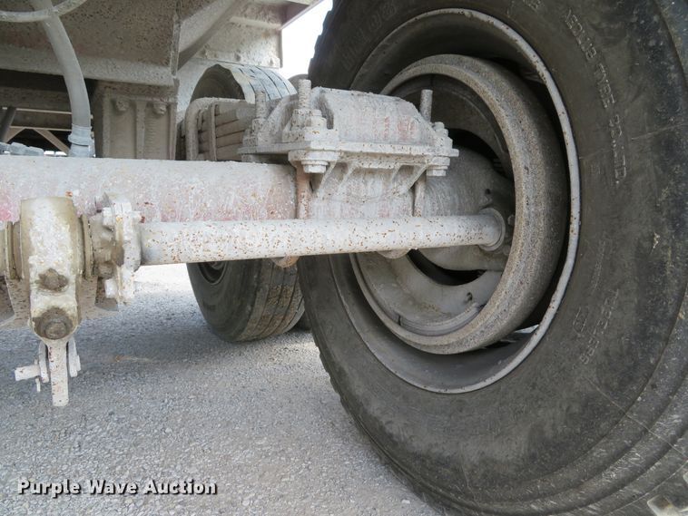 image for item DE8228 1993 East end dump trailer