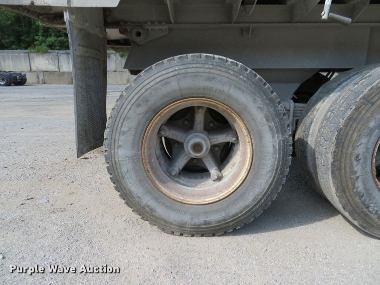 image for item DE8228 1993 East end dump trailer