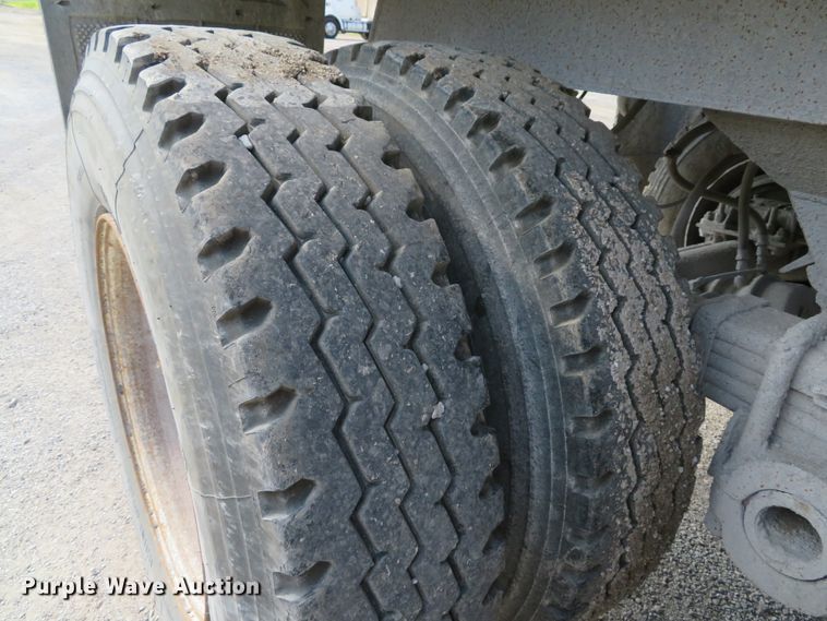 image for item DE8228 1993 East end dump trailer