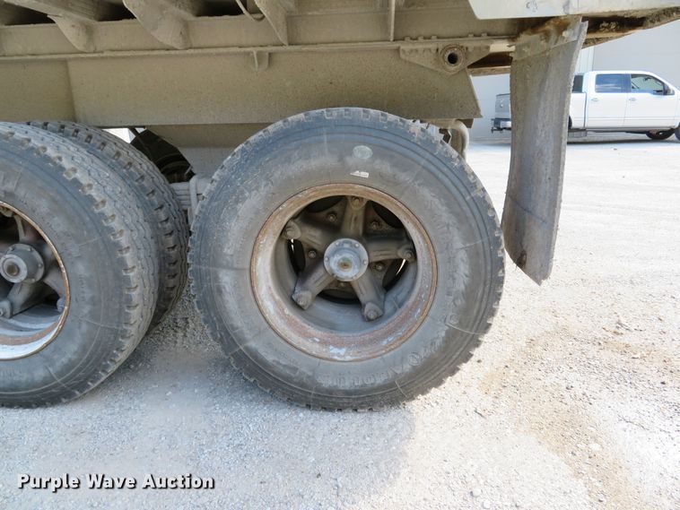 image for item DE8228 1993 East end dump trailer