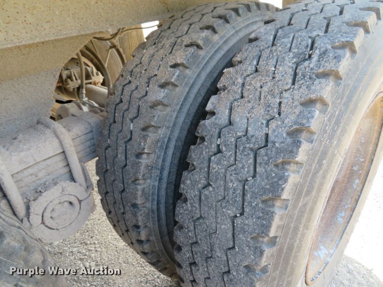 image for item DE8228 1993 East end dump trailer