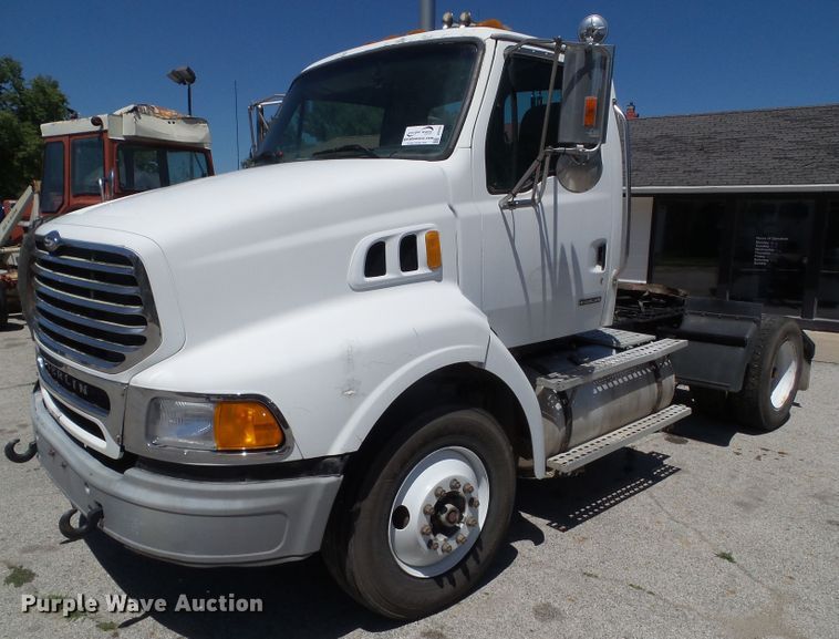 image for item DF0781 2001 Sterling A9500 semi truck