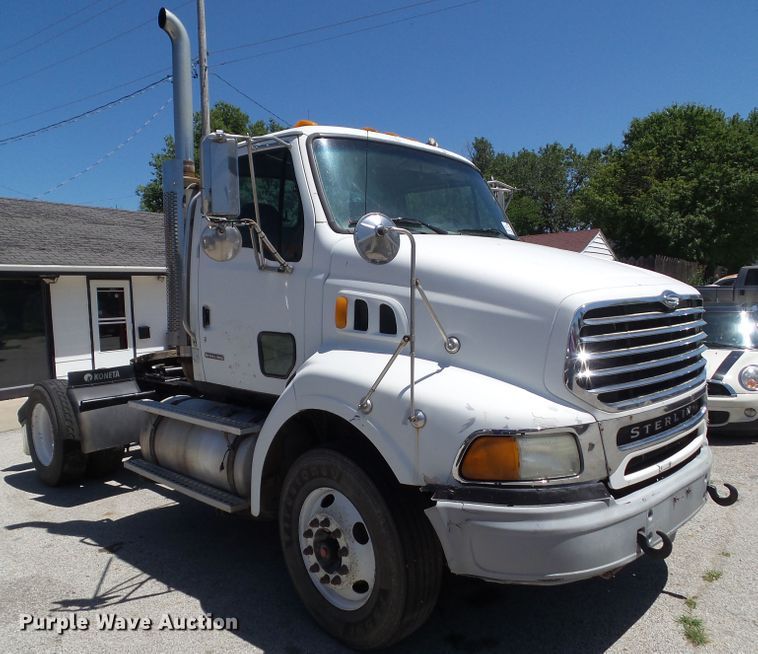 image for item DF0781 2001 Sterling A9500 semi truck