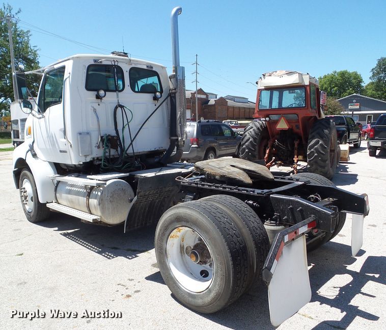 image for item DF0781 2001 Sterling A9500 semi truck