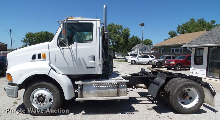 image for item DF0781 2001 Sterling A9500 semi truck