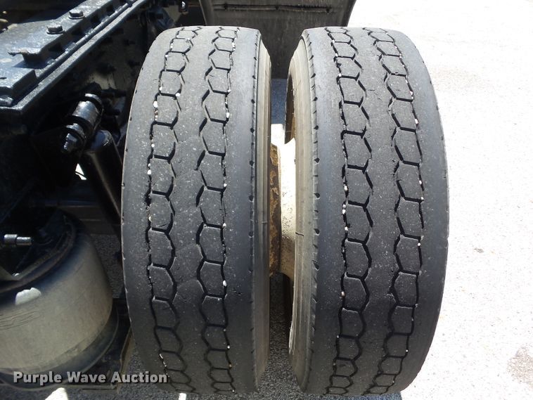 image for item DF0781 2001 Sterling A9500 semi truck