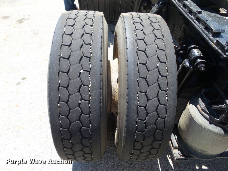 image for item DF0781 2001 Sterling A9500 semi truck