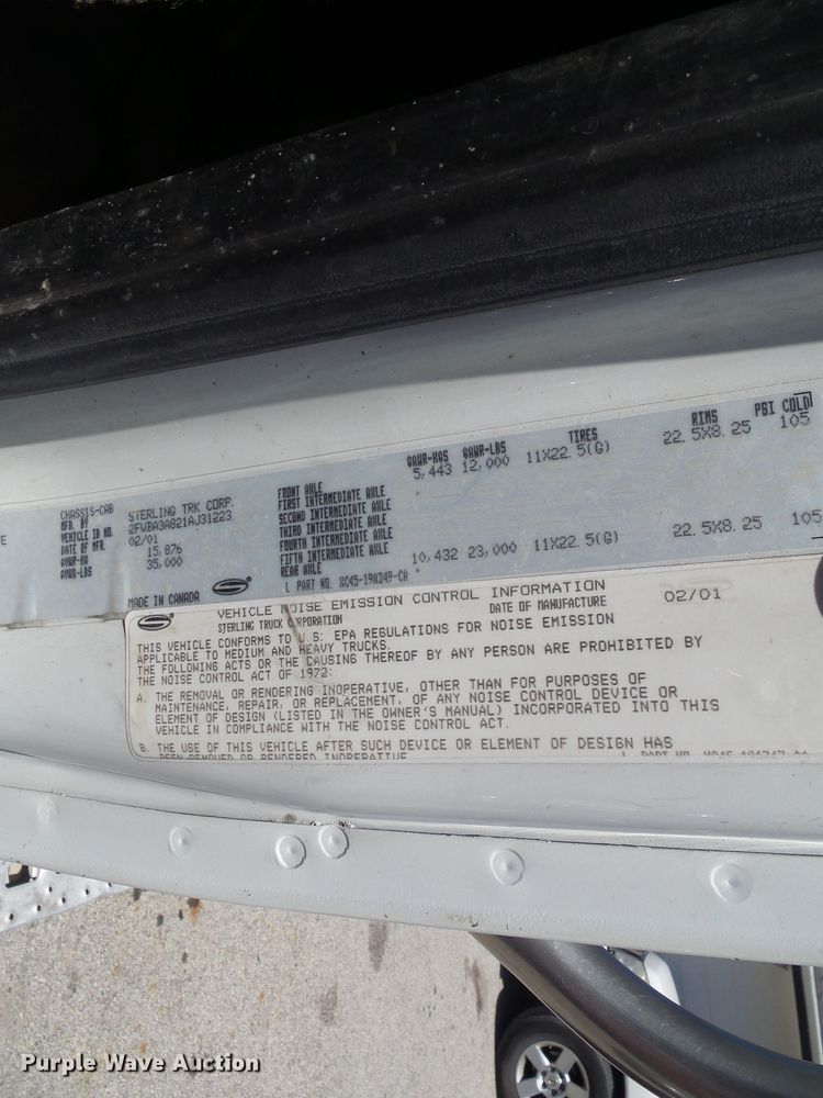 image for item DF0781 2001 Sterling A9500 semi truck