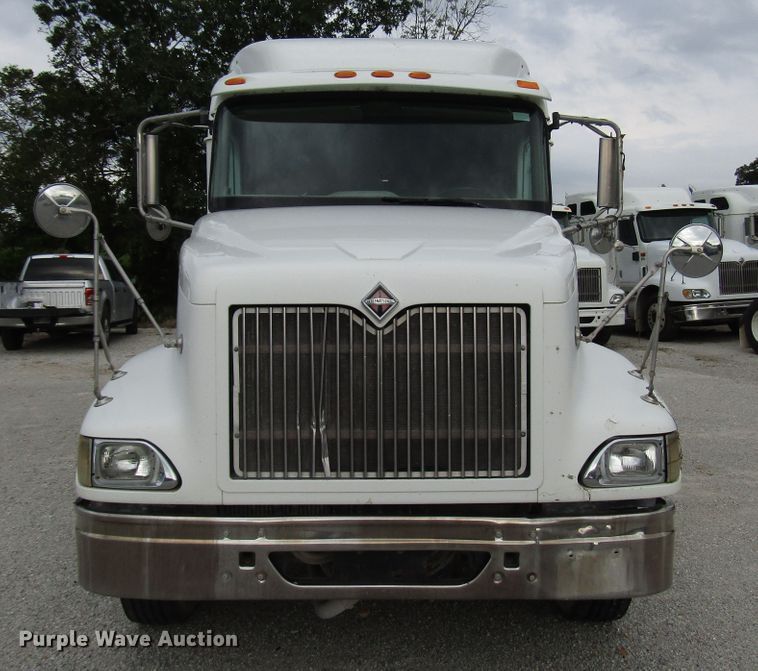 image for item DG1364 2006 International 9400i semi truck