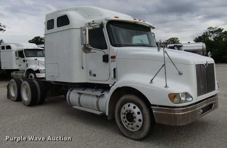 image for item DG1364 2006 International 9400i semi truck