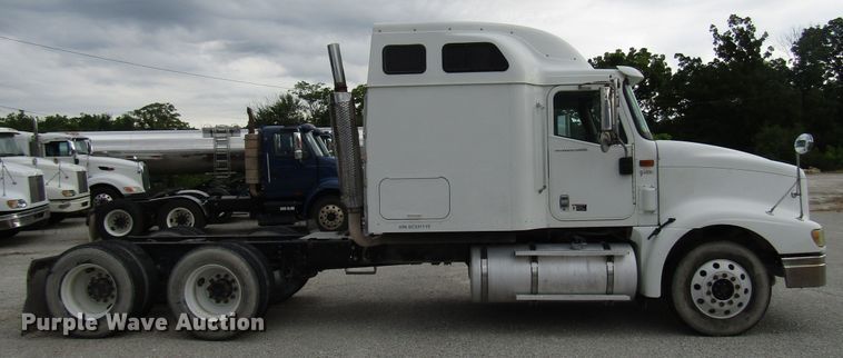 image for item DG1364 2006 International 9400i semi truck