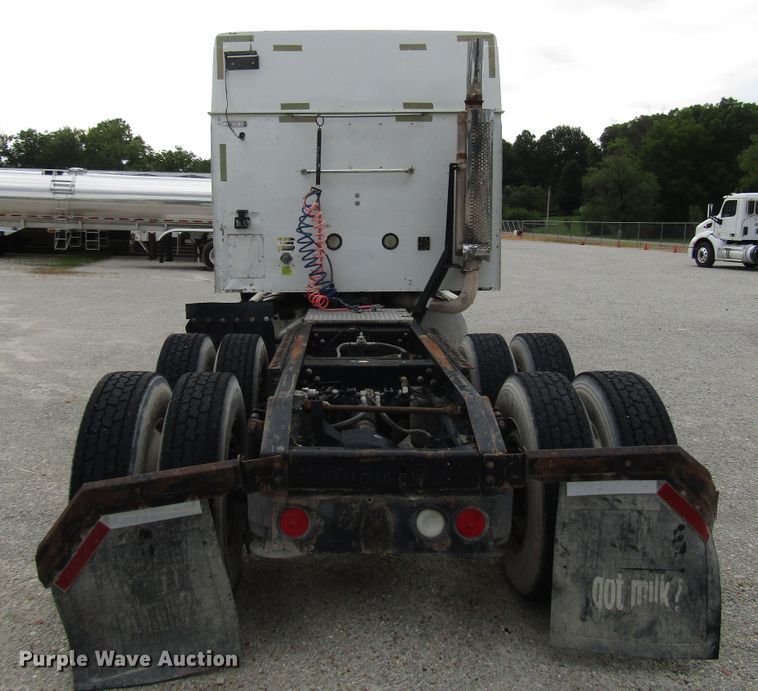 image for item DG1364 2006 International 9400i semi truck