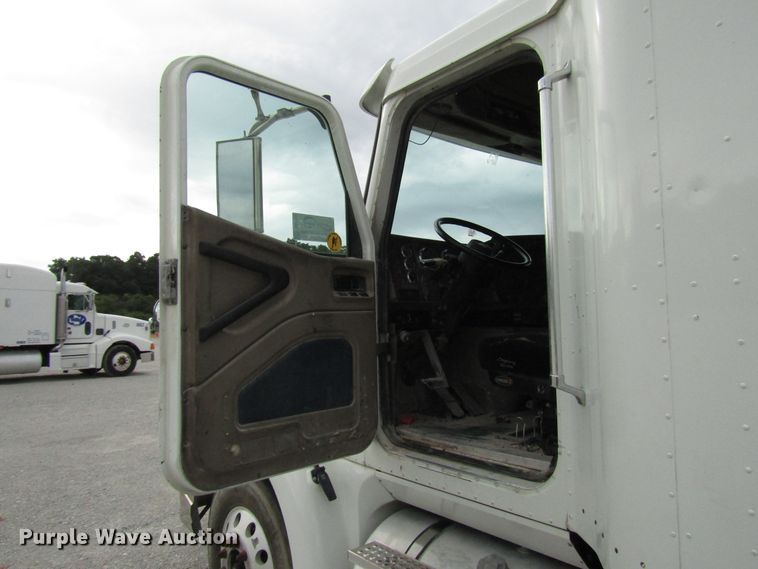 image for item DG1364 2006 International 9400i semi truck