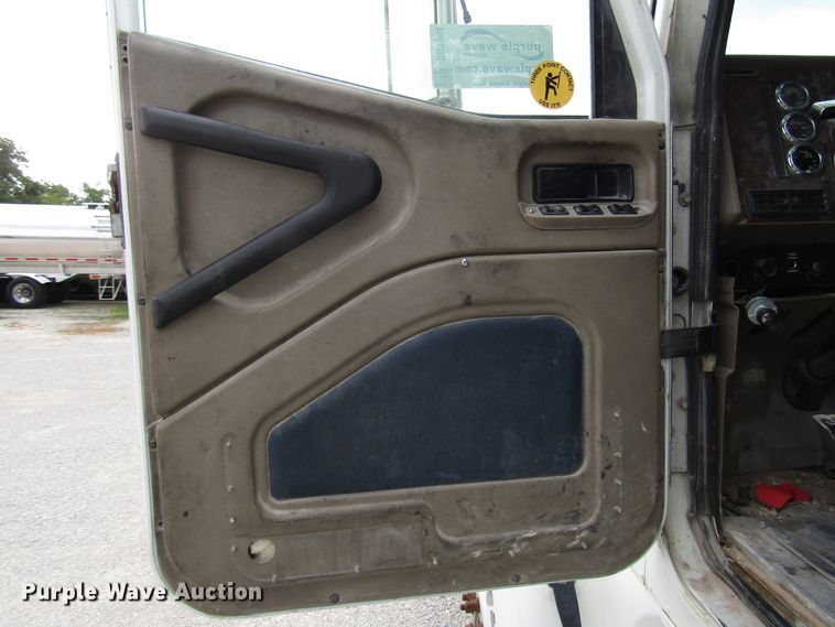 image for item DG1364 2006 International 9400i semi truck