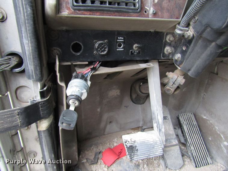 image for item DG1364 2006 International 9400i semi truck