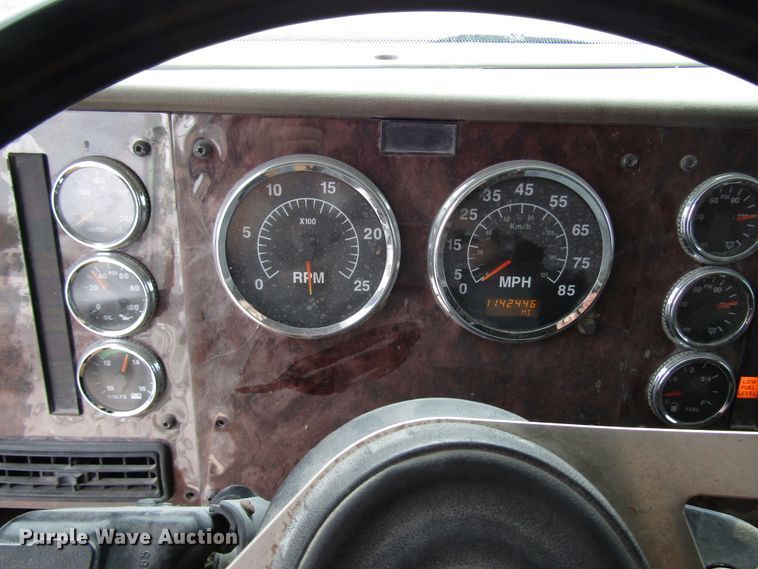 image for item DG1364 2006 International 9400i semi truck