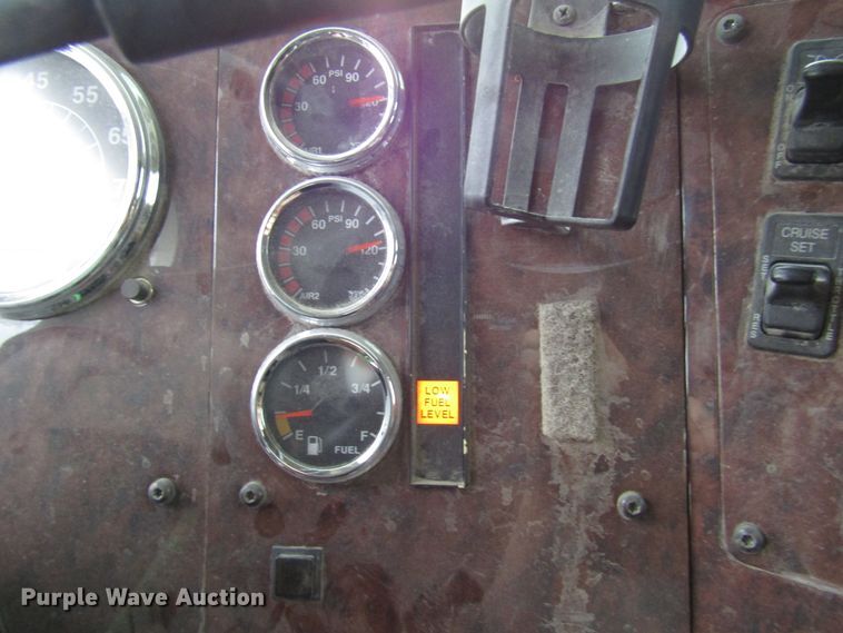 image for item DG1364 2006 International 9400i semi truck