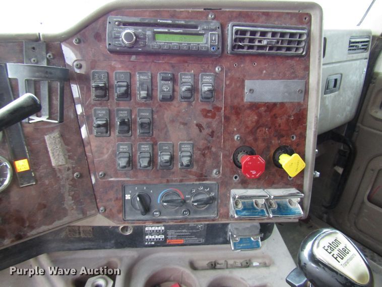 image for item DG1364 2006 International 9400i semi truck