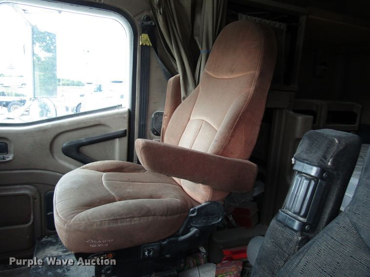 image for item DG1364 2006 International 9400i semi truck