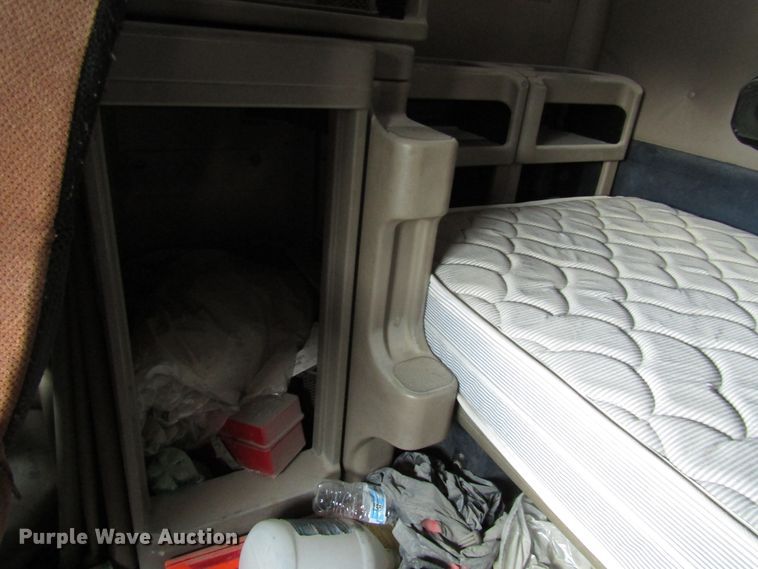 image for item DG1364 2006 International 9400i semi truck