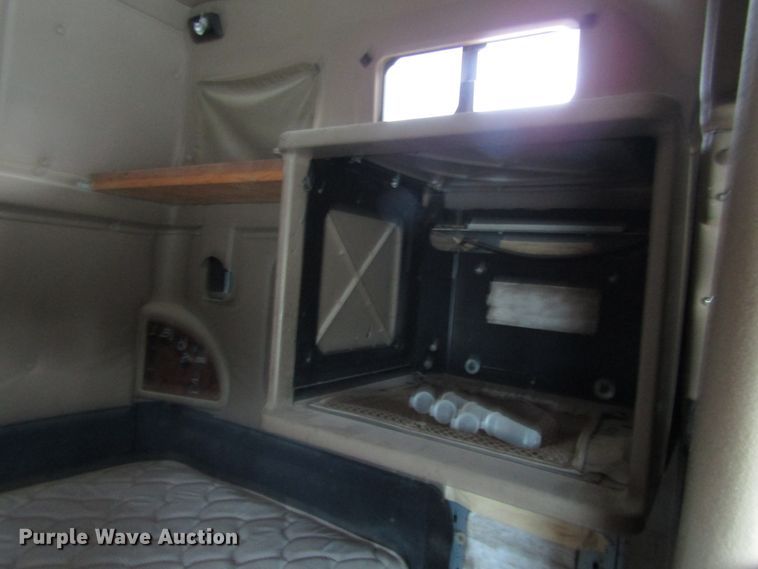 image for item DG1364 2006 International 9400i semi truck