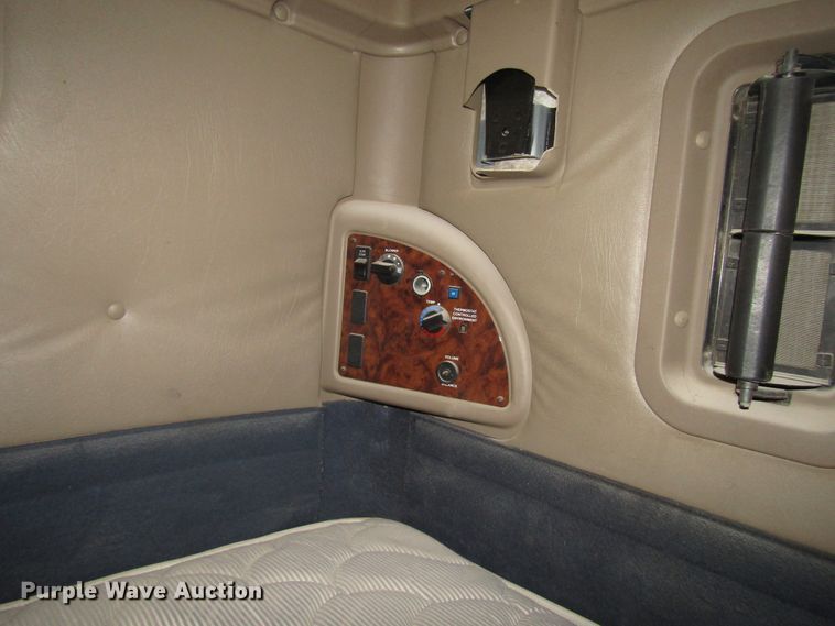 image for item DG1364 2006 International 9400i semi truck