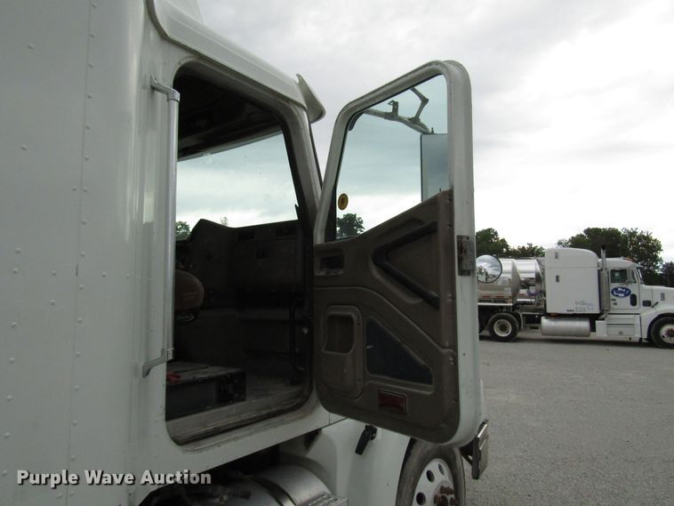 image for item DG1364 2006 International 9400i semi truck