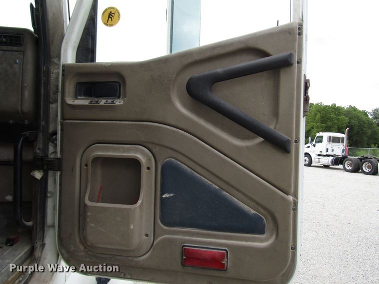 image for item DG1364 2006 International 9400i semi truck