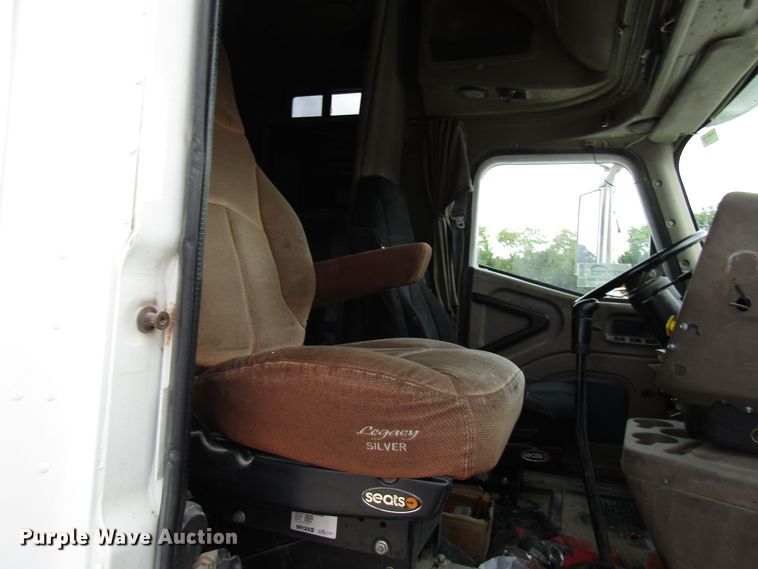 image for item DG1364 2006 International 9400i semi truck