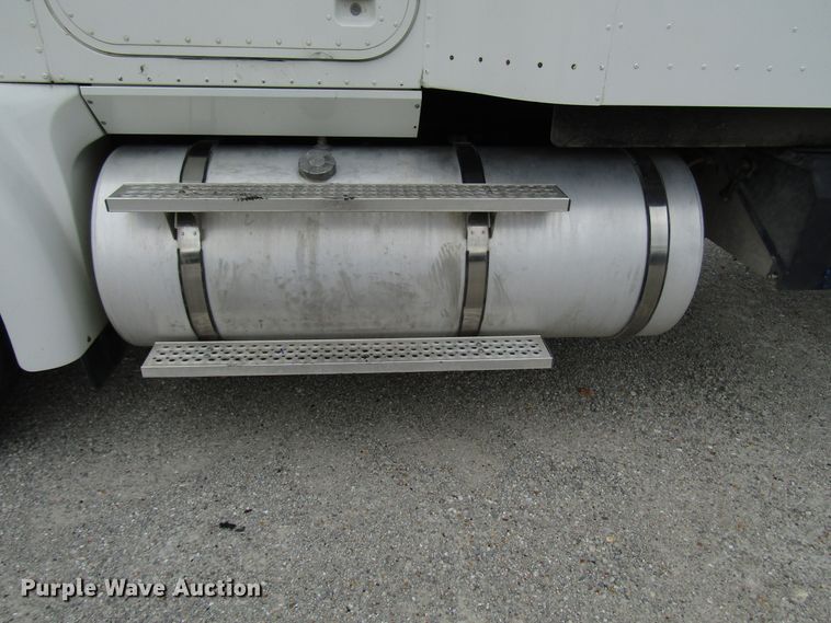 image for item DG1364 2006 International 9400i semi truck