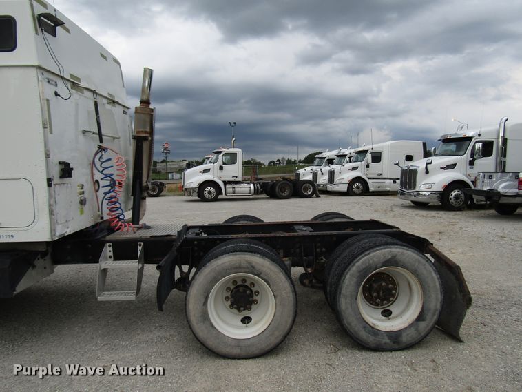 image for item DG1364 2006 International 9400i semi truck