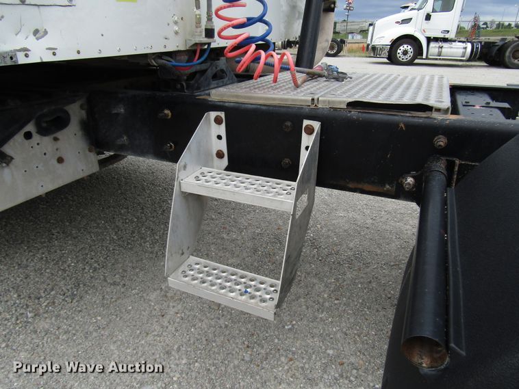 image for item DG1364 2006 International 9400i semi truck