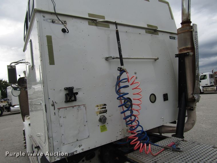 image for item DG1364 2006 International 9400i semi truck