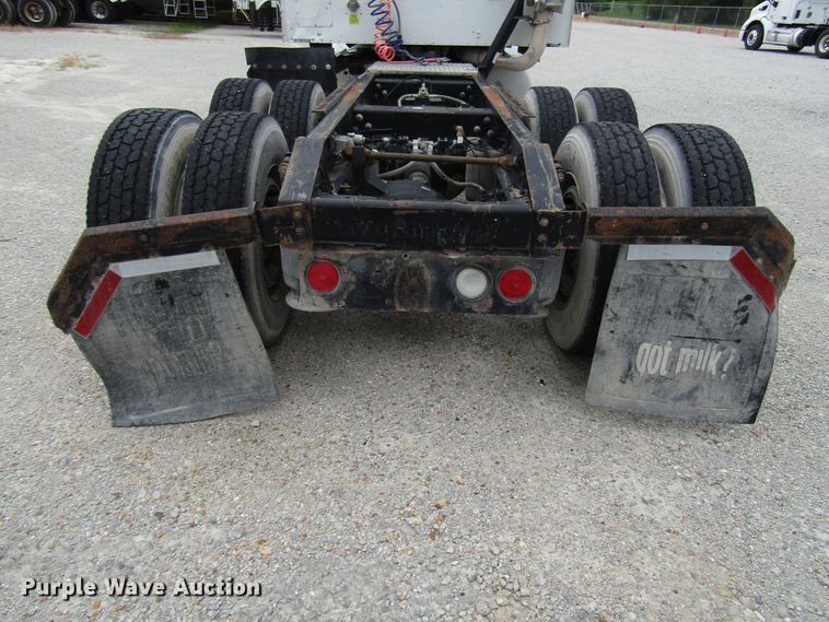 image for item DG1364 2006 International 9400i semi truck