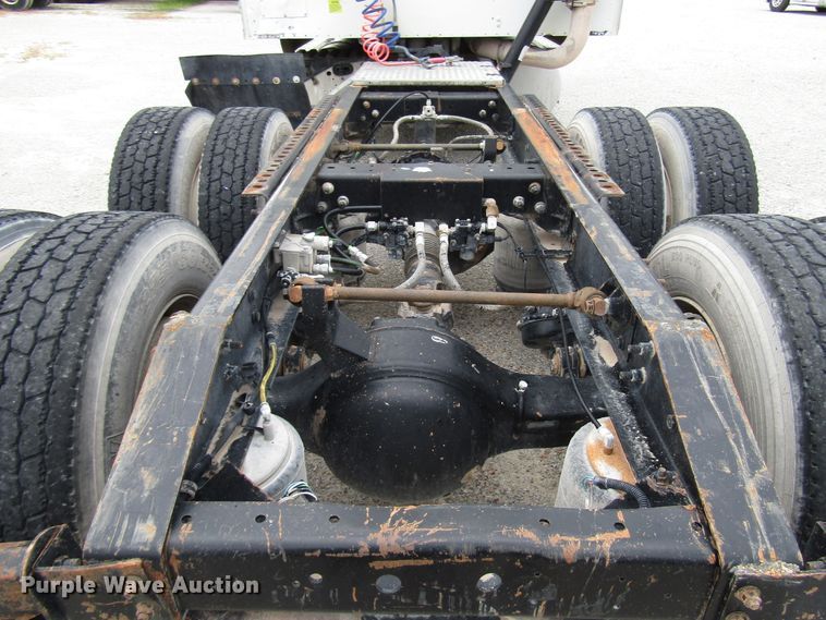 image for item DG1364 2006 International 9400i semi truck