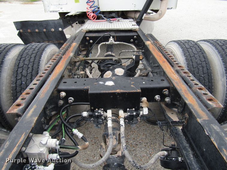 image for item DG1364 2006 International 9400i semi truck