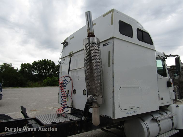 image for item DG1364 2006 International 9400i semi truck