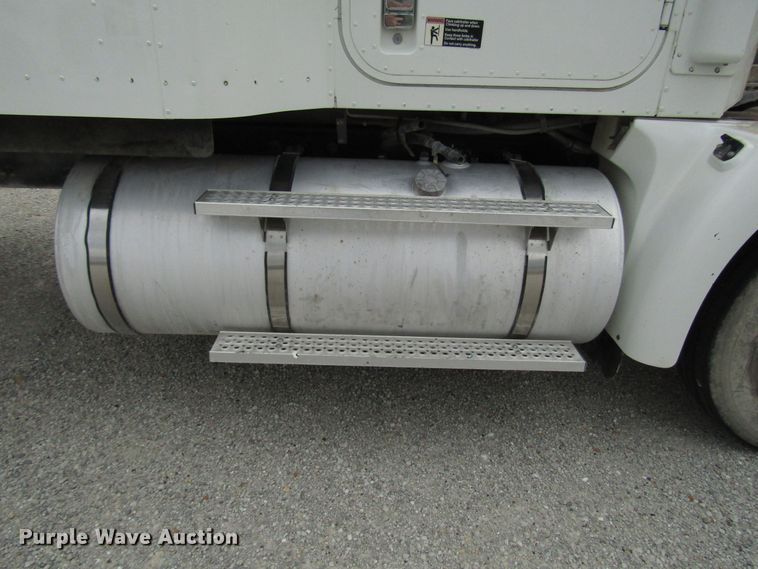 image for item DG1364 2006 International 9400i semi truck