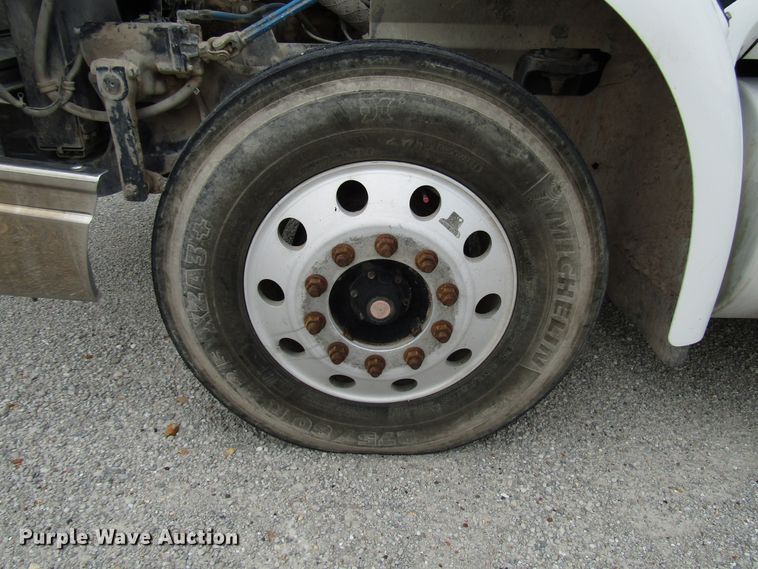 image for item DG1364 2006 International 9400i semi truck