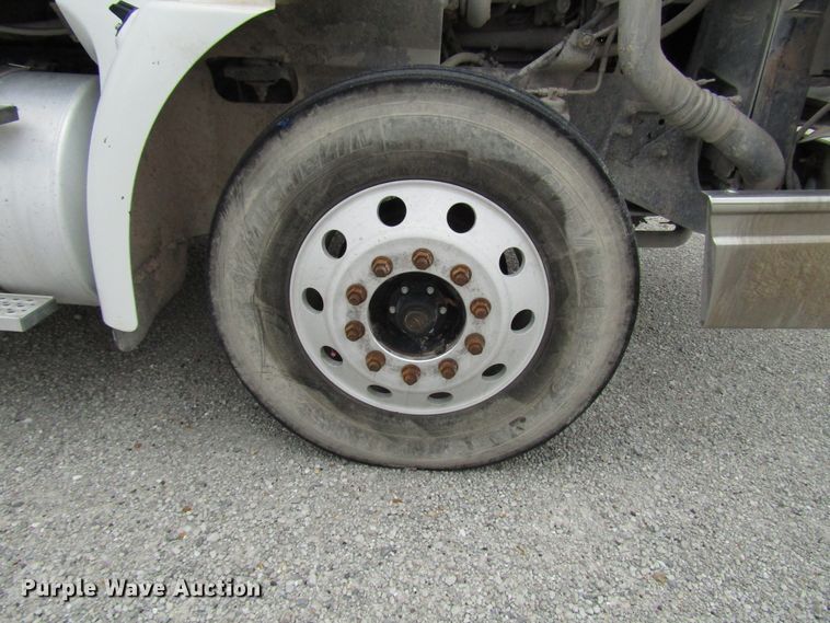 image for item DG1364 2006 International 9400i semi truck