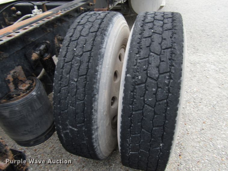 image for item DG1364 2006 International 9400i semi truck