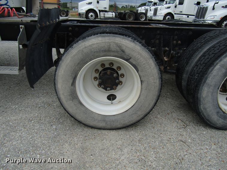 image for item DG1364 2006 International 9400i semi truck