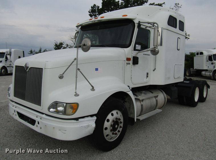 image for item DG1365 2007 International 9400i semi truck