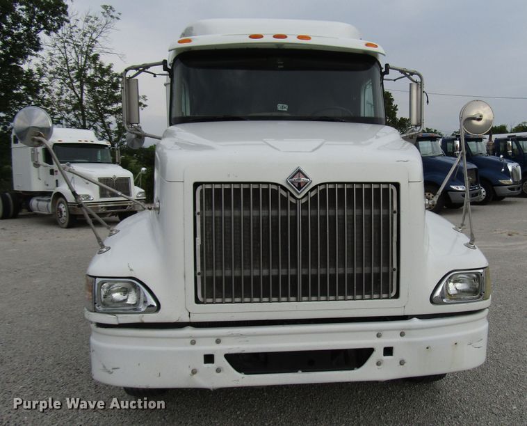 image for item DG1365 2007 International 9400i semi truck