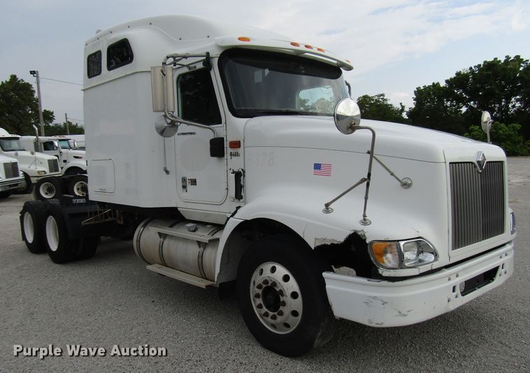 image for item DG1365 2007 International 9400i semi truck