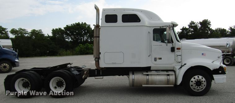 image for item DG1365 2007 International 9400i semi truck