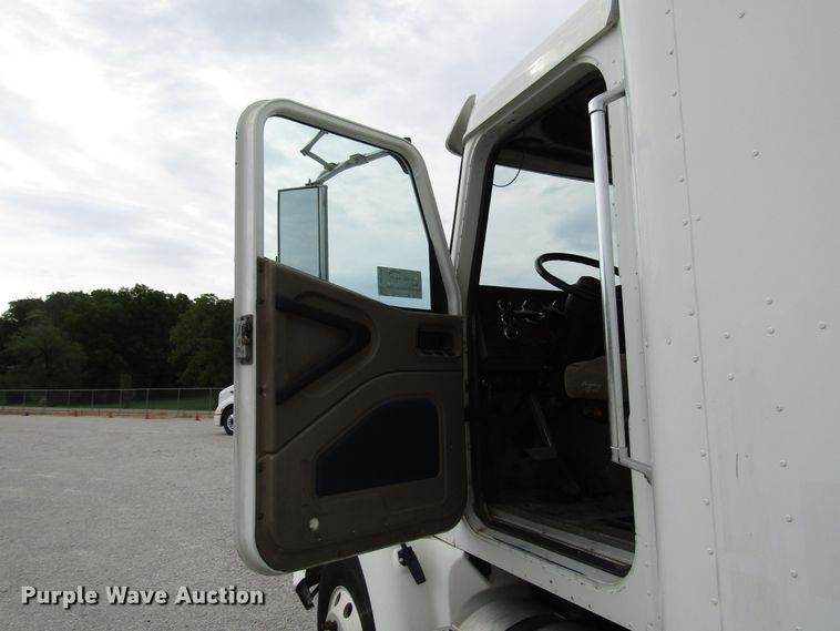 image for item DG1365 2007 International 9400i semi truck